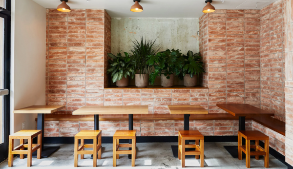 Cafe dengan dinding bata yang terkesan rustik